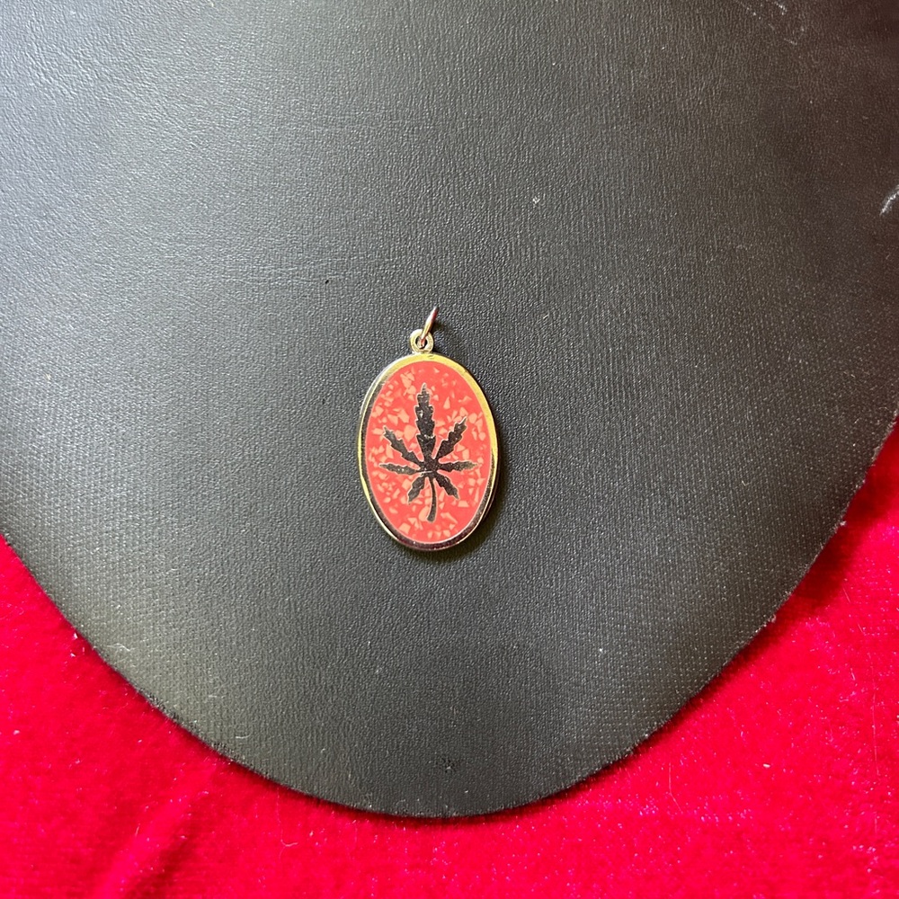 VINTAGE SILVER PLATED CRUSHED CORAL MARY JANE WEED PENDANT WEED NECKLACE